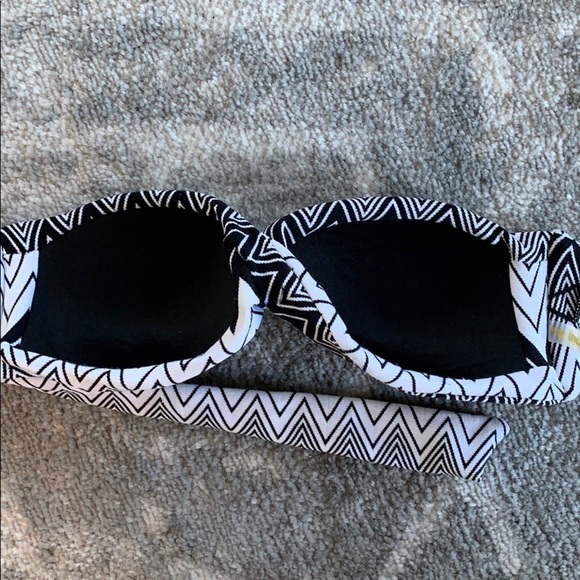 💕HP💕Vitamin A black and white chevron print bandeau bikini top - Picture 6 of 11